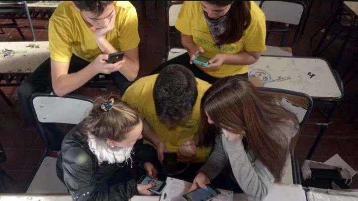 La distracción con el celular y la indisciplina afectan el aprendizaje en Argentina