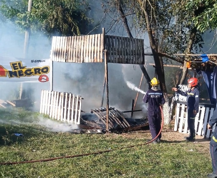 Loma Verde: se incendió una parrilla