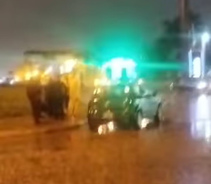 Bajo la lluvia, chocaron un auto y una moto