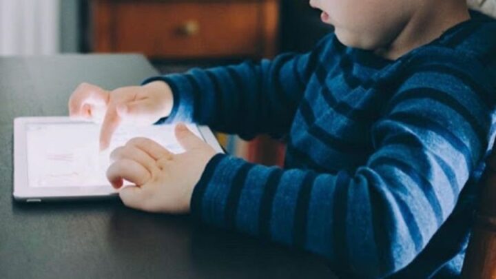 Sobreexposición de pantallas en niños: ¿qué complicaciones de salud provoca?