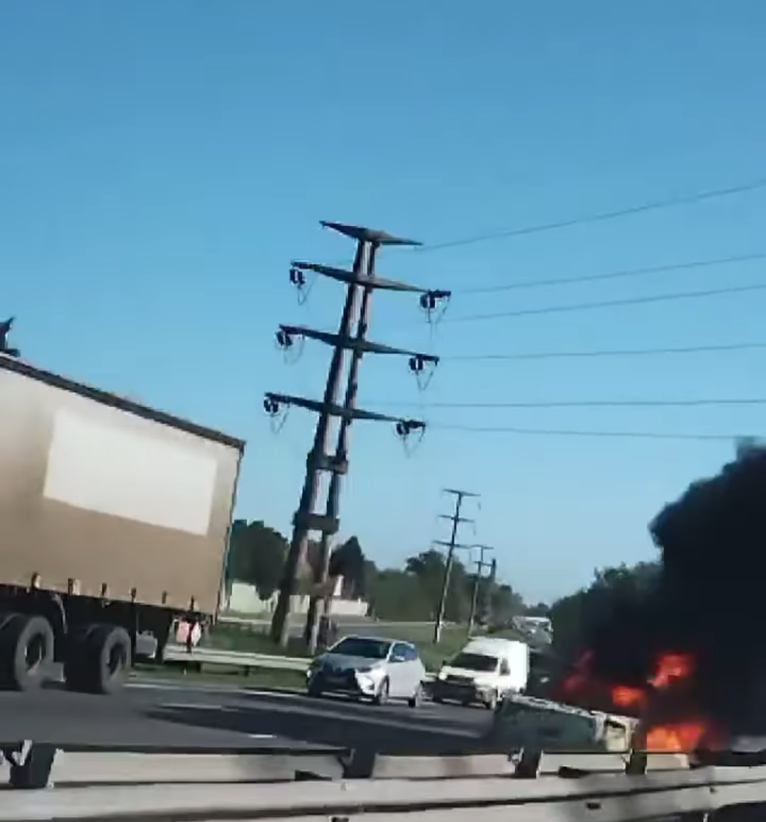 Se incendió un auto en la Panamericana