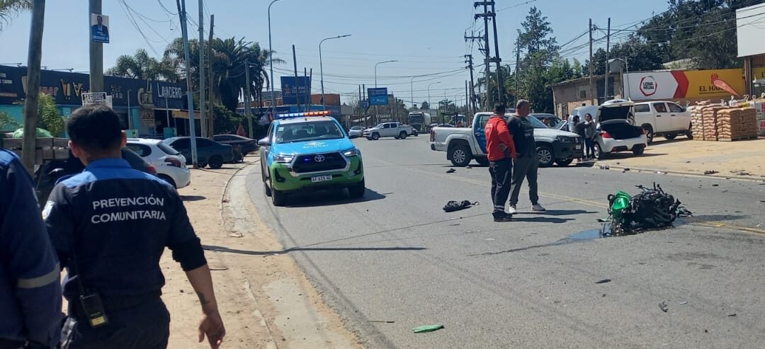 Hace minutos: accidente entre moto y camioneta sobre avenida San Martín