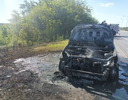 El fuego devoró un coche en Panamericana