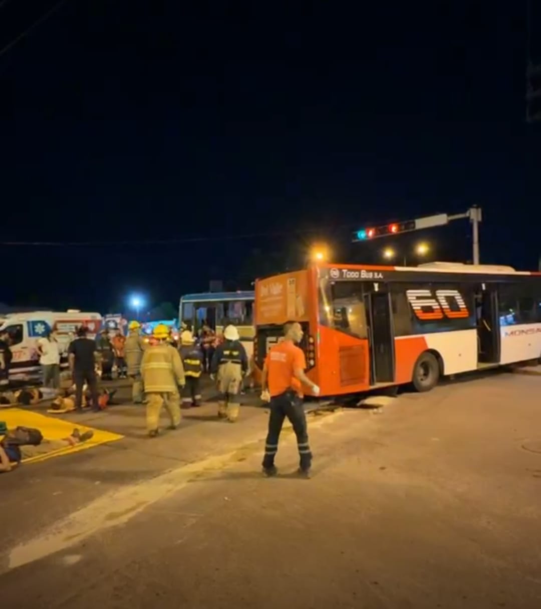 Dos colectivos chocaron en la Ruta 9: un muerto