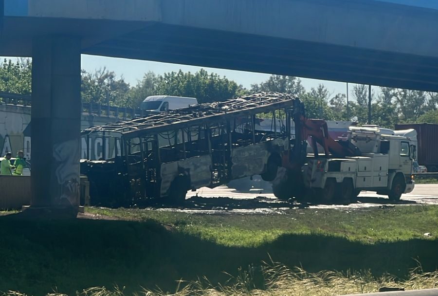 Se incendió un colectivo en Panamericana