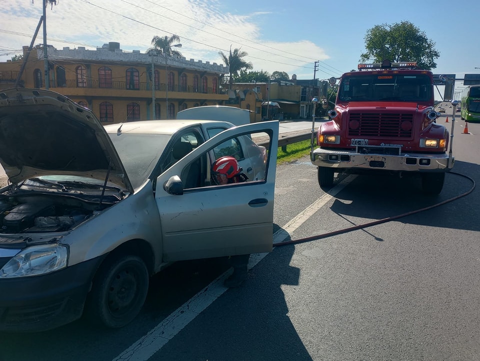 Se incendió un auto en Panamericana y otro en Villa Alegre