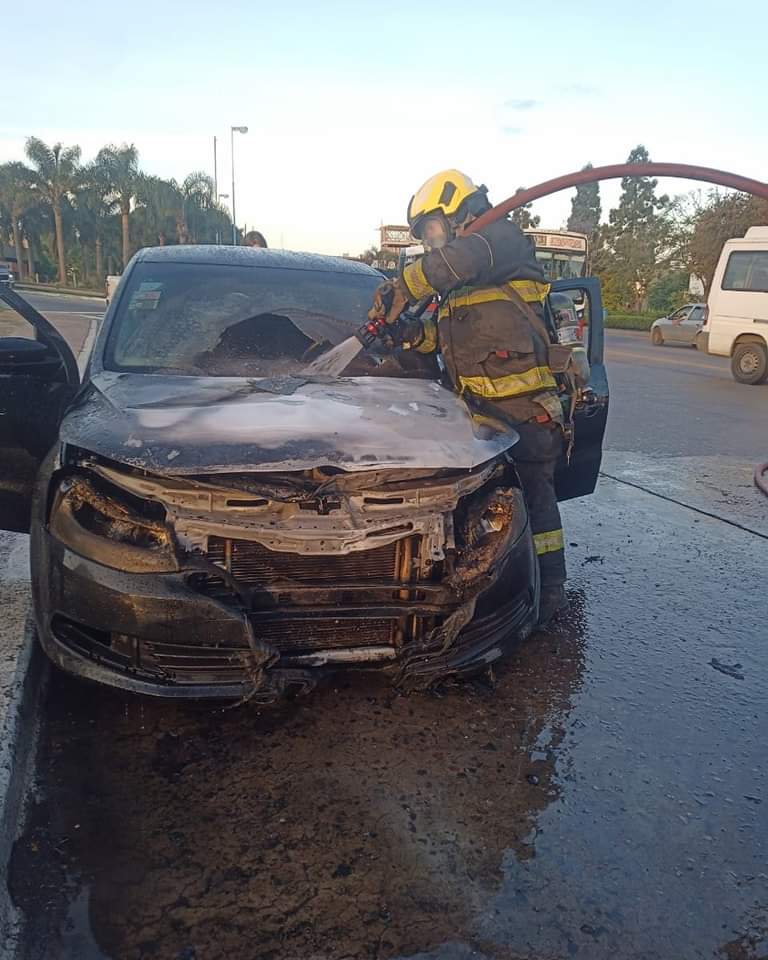 Se incendió un auto en la entrada de Escobar