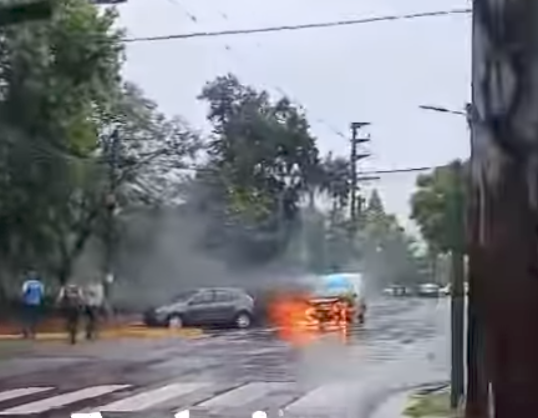 Una camioneta municipal se incendió en Garín