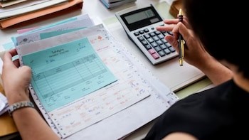 Cuántos impuestos paga por año un ciudadano argentino según su nivel de ingresos, bienes y consumos