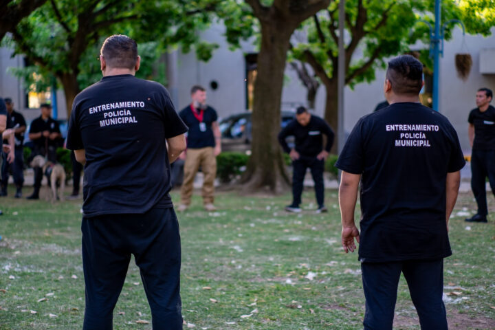 Cadetes de la Policía Municipal de Escobar interrumpieron el entrenamiento para reducir a un hombre que atacó a una mujer