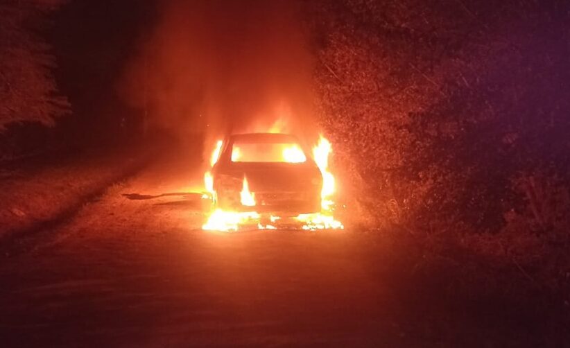 Incendio de auto en Loma Verde: bomberos controlaron la situación rápidamente