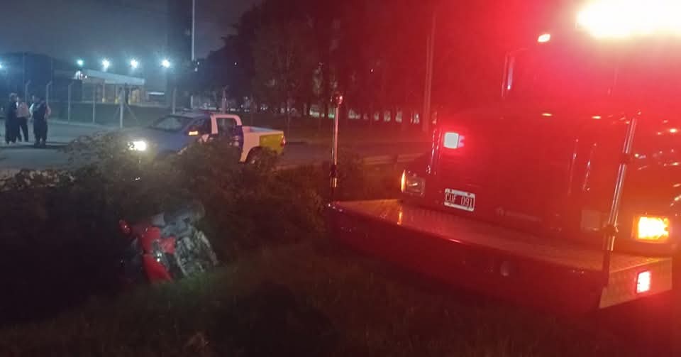 Volcó y fue al zanjón: lo hospitalizaron