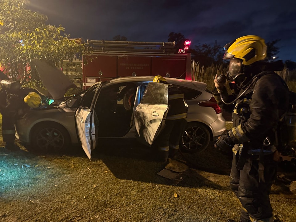 Incendio de vehículo en la madrugada: rápida intervención de bomberos