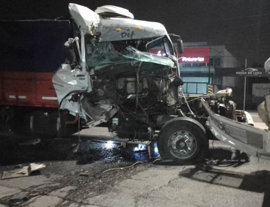 Choque de gigantes: dos heridos en colisión vehicular en Ruta 25