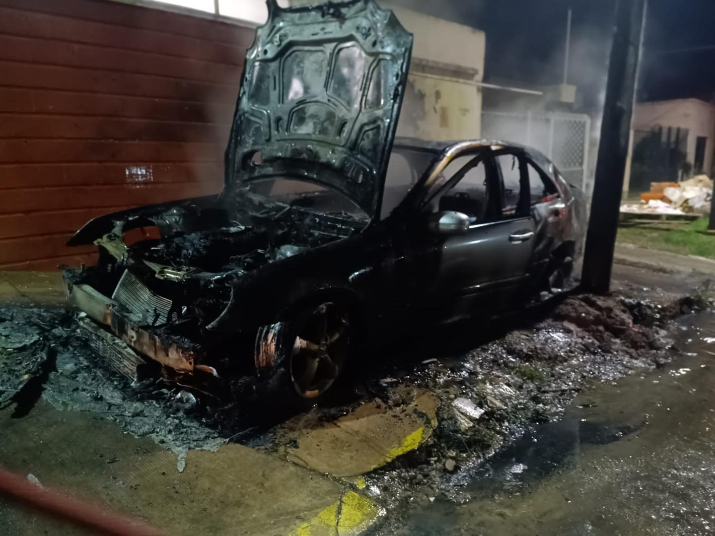 Incendio de un auto en Escobar: intervención de los bomberos en la madrugada