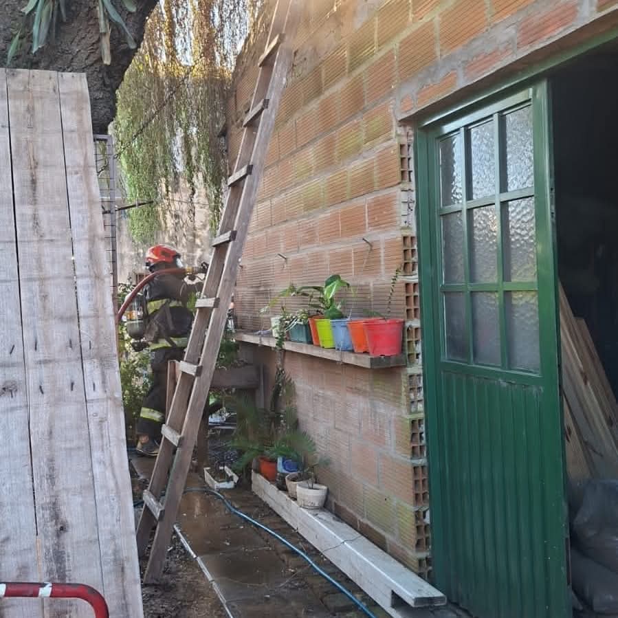 Incendio en acopio de maderas en barrio Luchetti