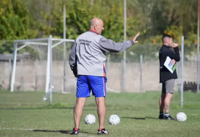 Marcelo Fuentes comenzó su ciclo como entrenador de Armenio