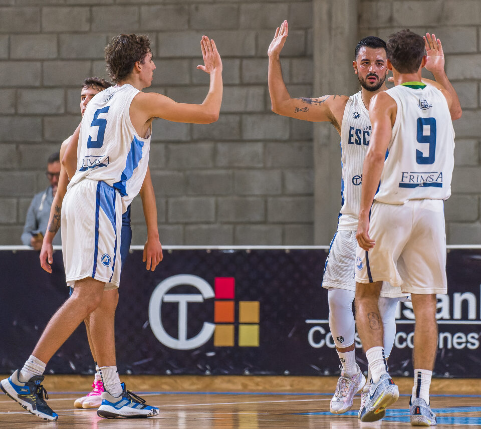 Sportivo Escobar ganó y llegó a la punta