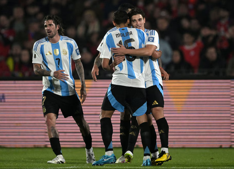 Argentina venció a Chile en Santiago y aseguró el primer puesto rumbo al Mundial 2026