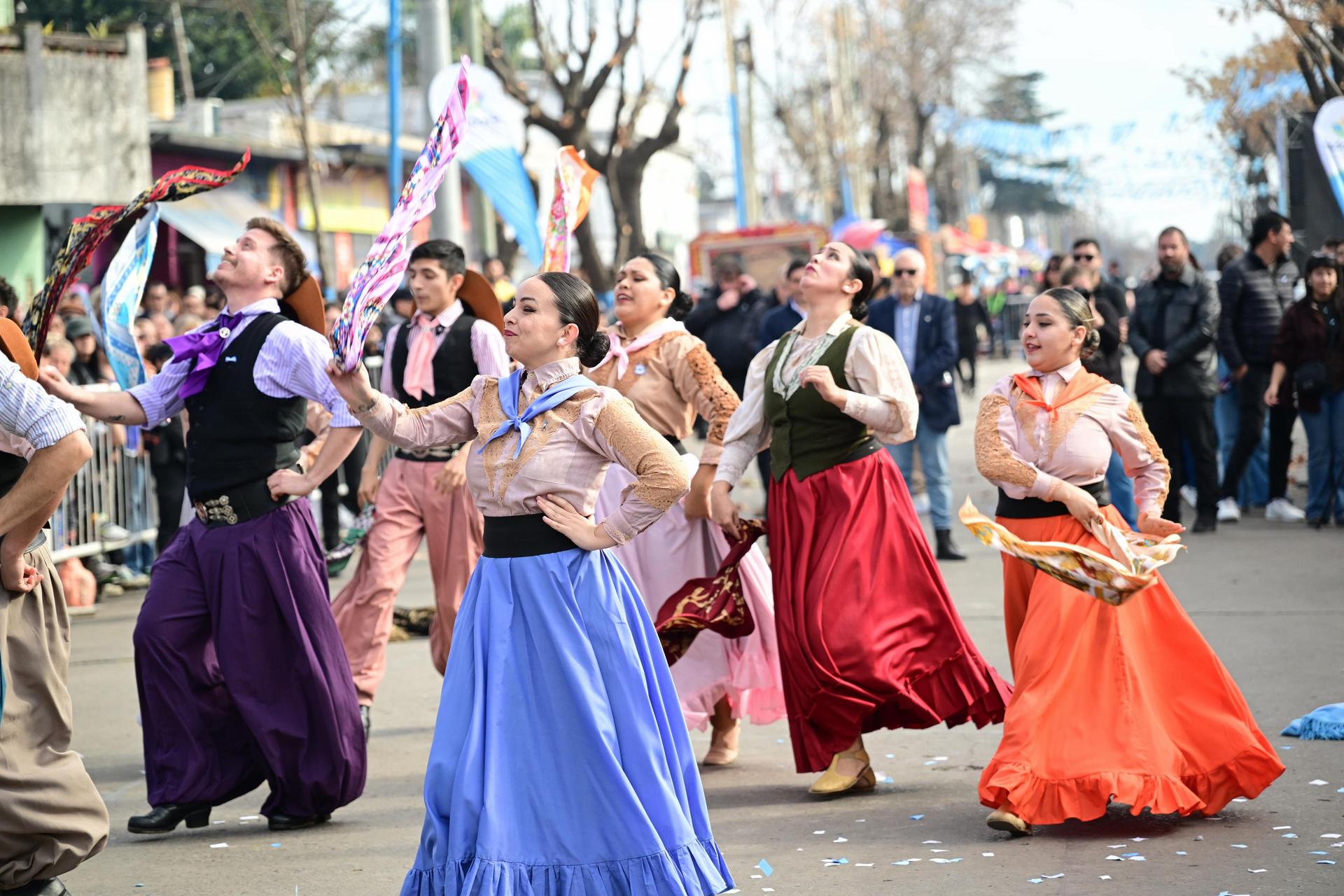 Festejos por el 9 de Julio: desfile, cultura y un cierre a toda cumbia en Matheu
