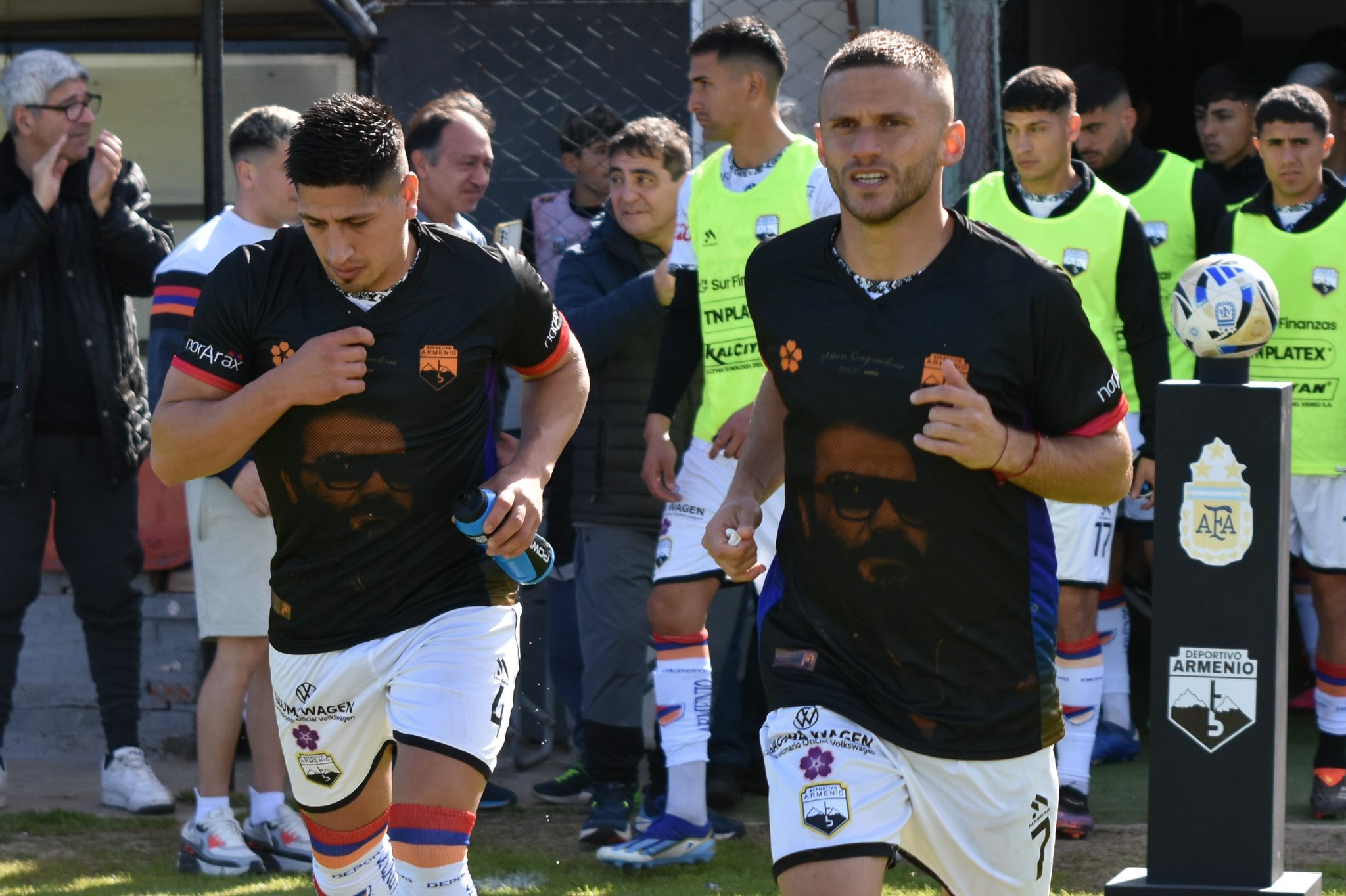 Con dos regresos y una duda, Armenio recibe a Acassusso en busca de la punta