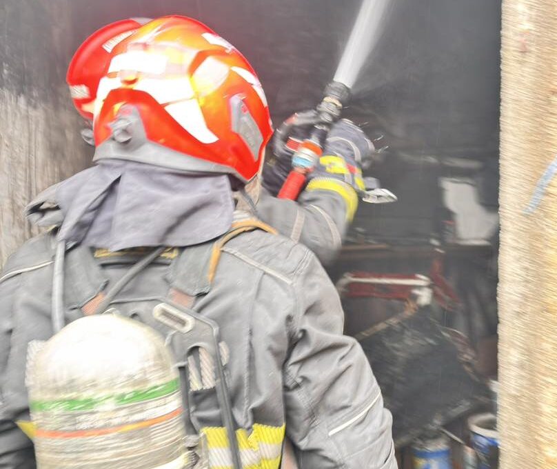 Bomberos de Escobar sofocaron rápidamente un incendio en un galpón