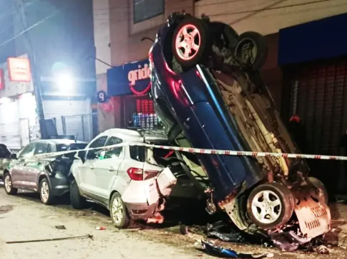 Choque y vuelco frente al hospital Erill: un auto perdió el control y embistió a varios vehículos