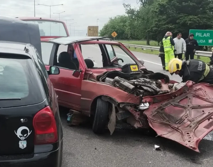 Grave accidente en la entrada de Escobar: dos heridos tras un choque múltiple en Panamericana