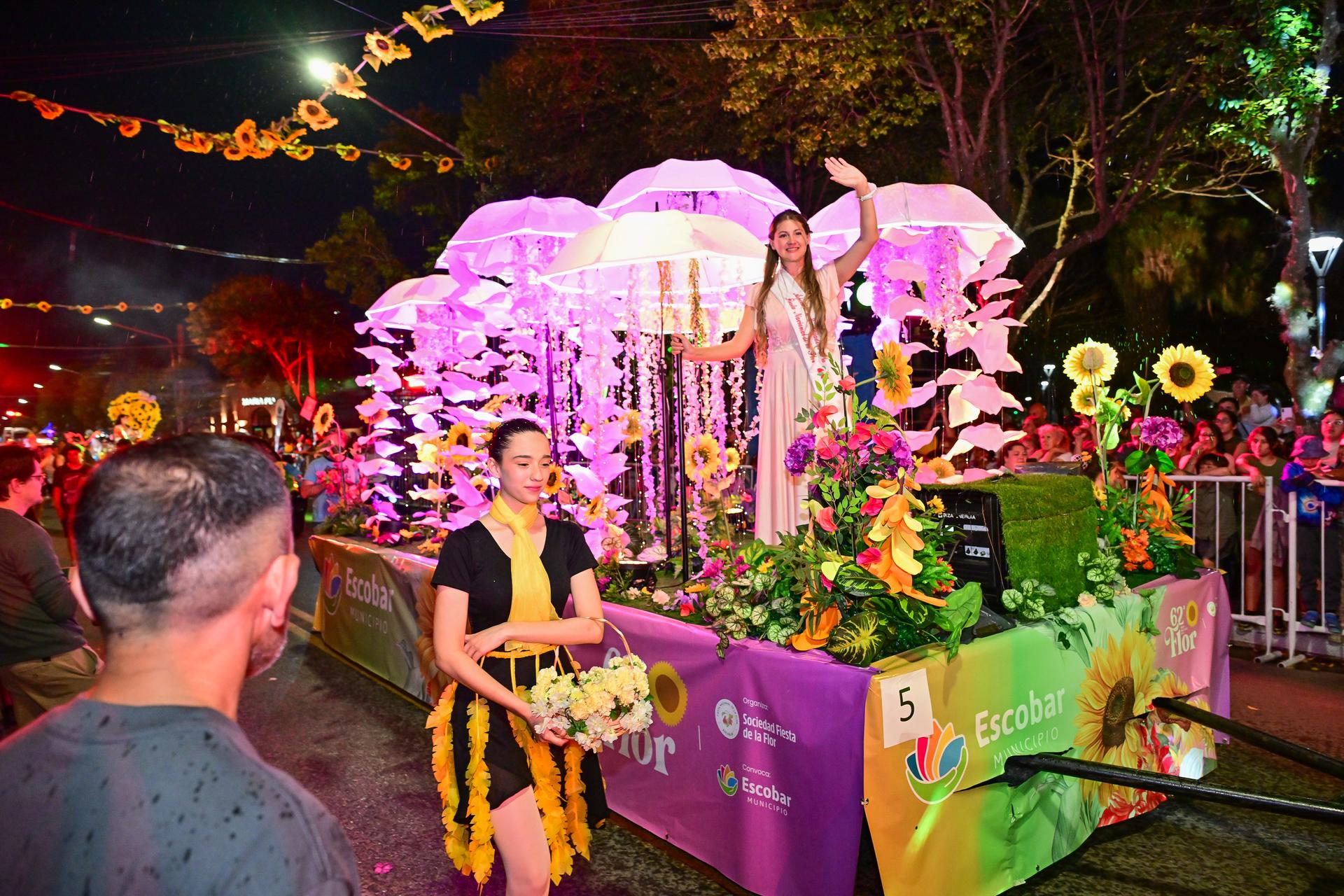 17 carrozas desfilaron por el centro de Escobar