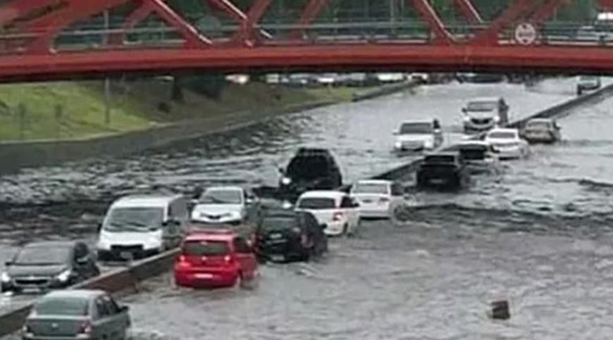 Diluvio en el AMBA: calles bajo agua, tránsito colapsado y barrios anegados