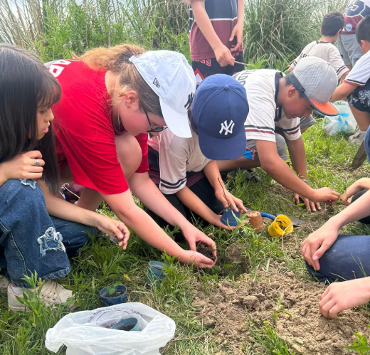 Guardianes del cambio: alumnos de El Cazador plantaron árboles nativos y dieron una lección de vida