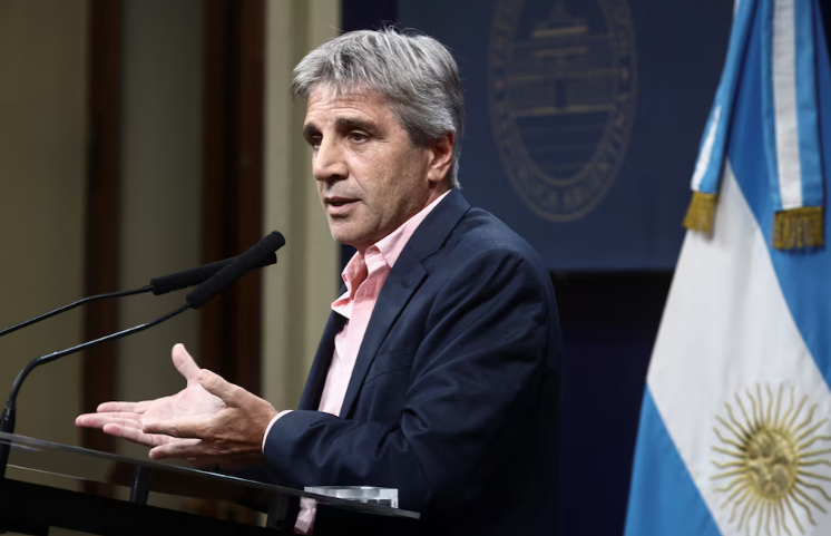 Luis “Toto” Caputo descartó la dolarización y aseguró que Estados Unidos seguirá apoyando al peso argentino