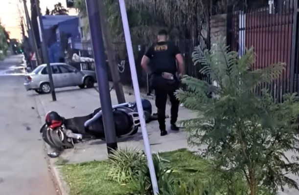 Garín: un motociclista murió tras chocar contra un poste y su acompañante sigue internada
