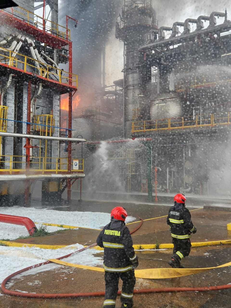 Prefectura controló un incendio en la refinería de YPF La Plata