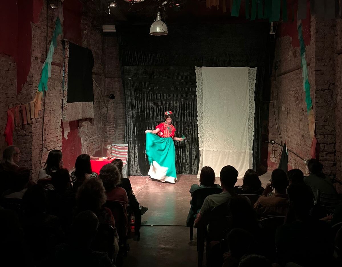 Una obra atravesada por el arte y la identidad latina llega a escena de la mano de una artista de Maschwitz