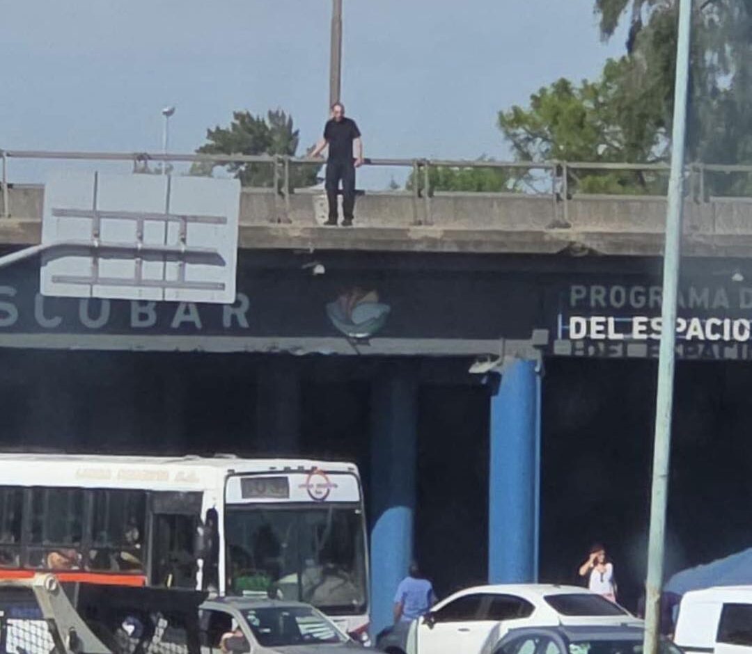 Tensión en el acceso por Ruta 25 tras la amenaza de un hombre de arrojarse del puente