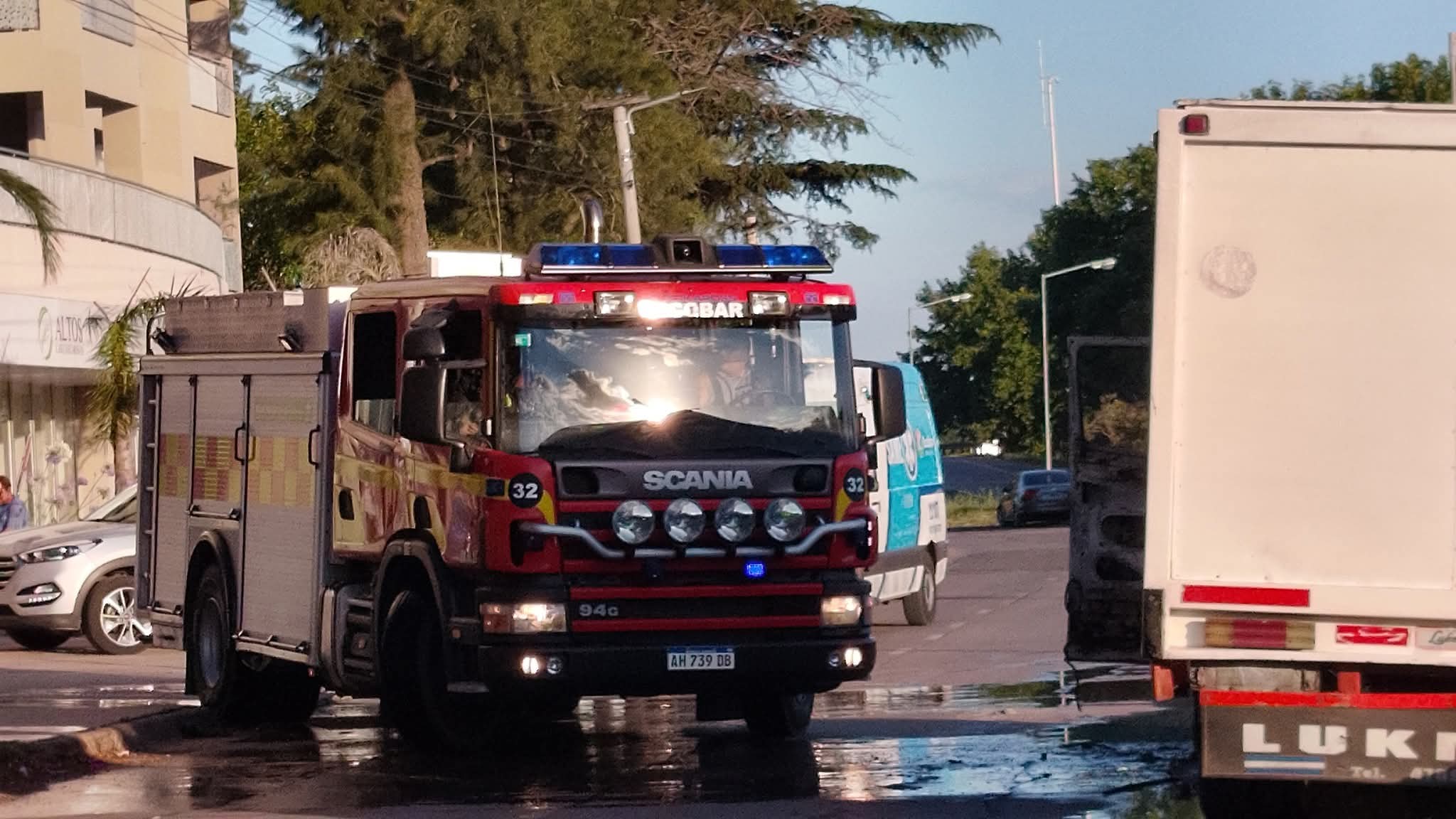 Incendio de una camioneta repartidora en Loma Verde generó demoras en el tránsito