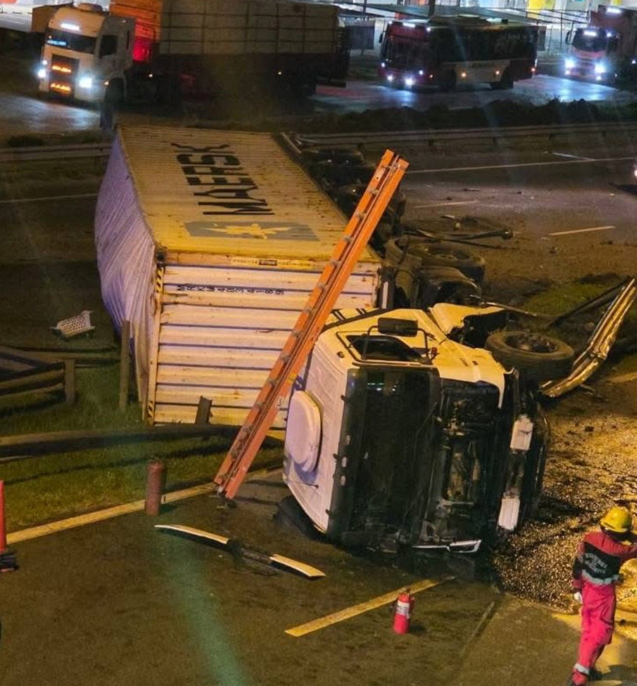 Vuelco de camión en el kilómetro 41: combustible derramado y caos total de tránsito