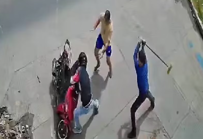 A escobazos y con un secador de piso, vecinos se defendieron de dos motochorros y frustraron un robo