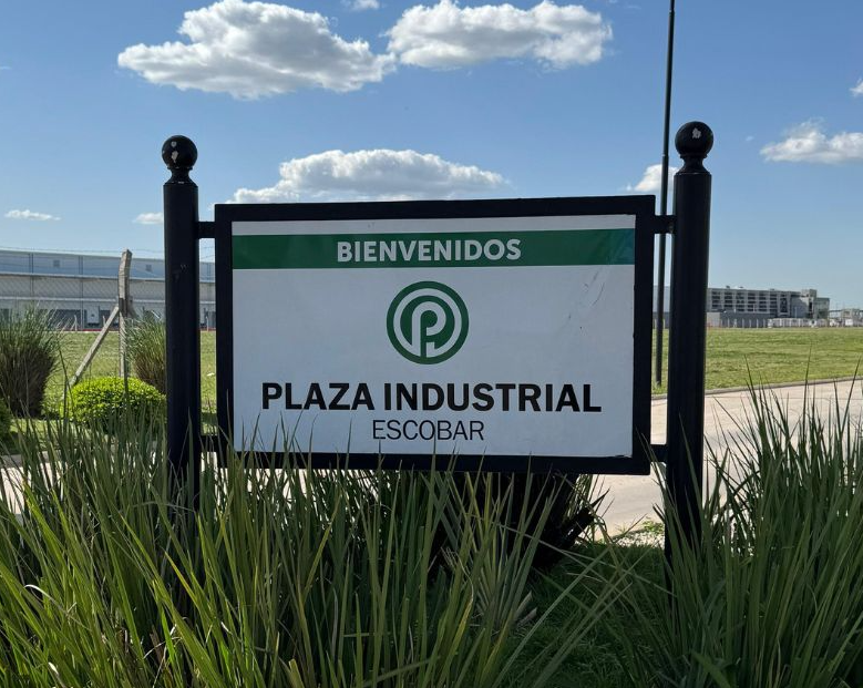 Tragedia laboral en Loma Verde: murió un joven de 27 años tras caer al vacío en el Plaza Industrial