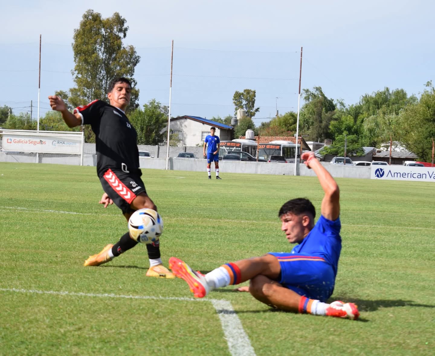 En otro partido amistoso, Armenio goleó a la reserva de Chacarita
