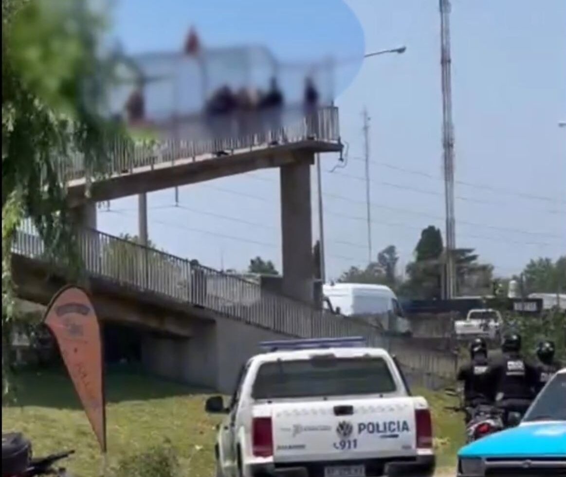 Drama y tensión al mediodía: evitaron un suicidio en una pasarela de Maschwitz