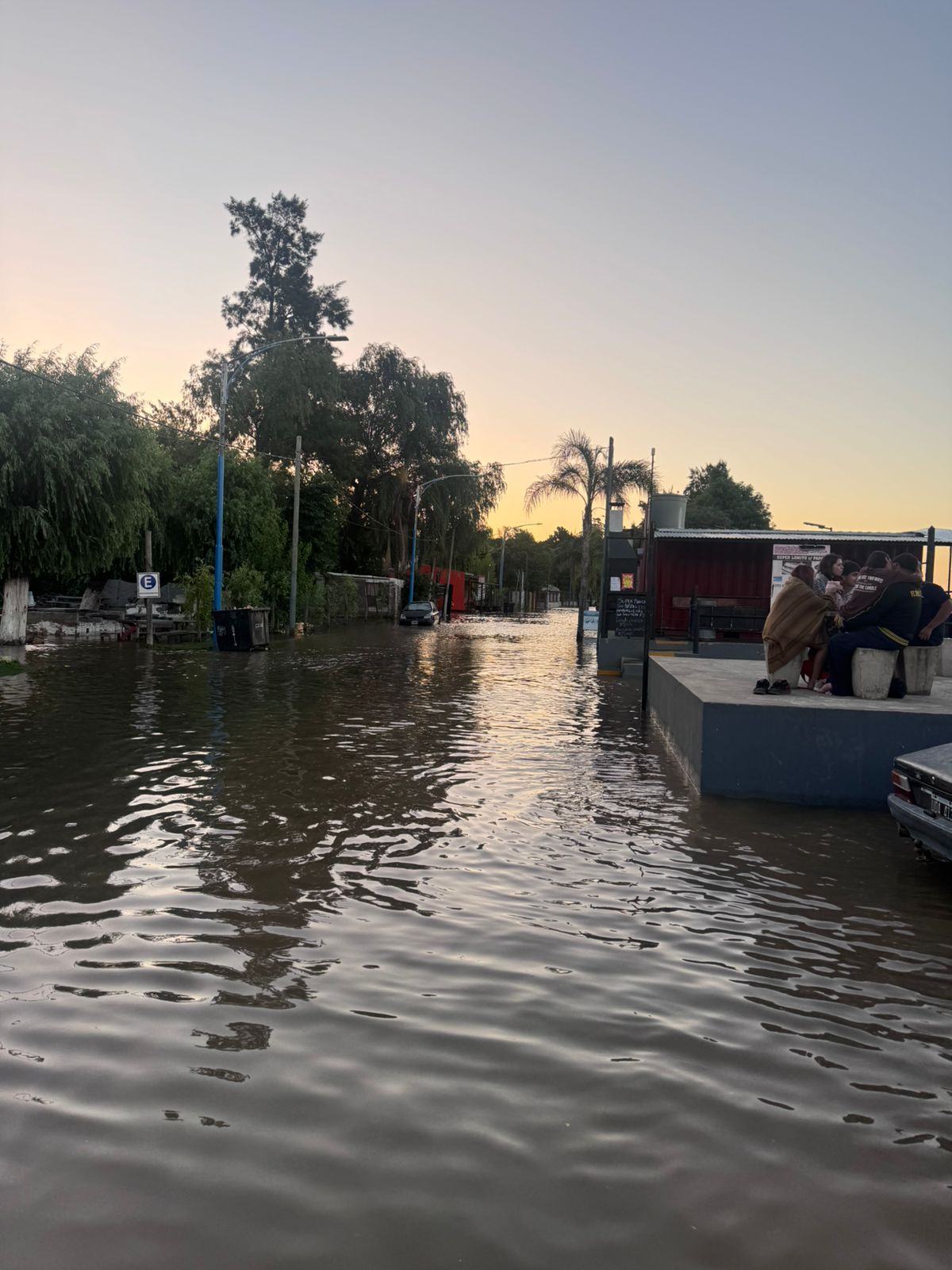 Impactante sudestada en Escobar: el río se retiró más de dos metros y vecinos caminaron por la costanera