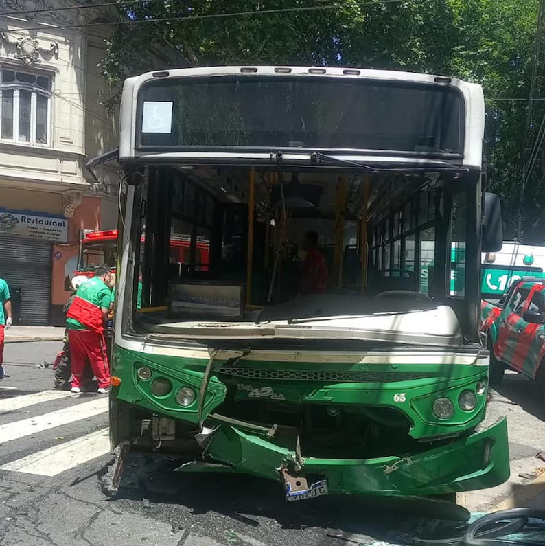 Violento choque en Constitución: un colectivo de la línea 45 colisionó con una combi y dejó ocho heridos
