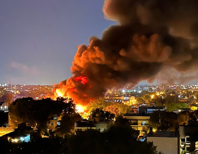 Siniestro en San Fernando: Explosión masiva y feroz incendio movilizaron a Bomberos de Escobar