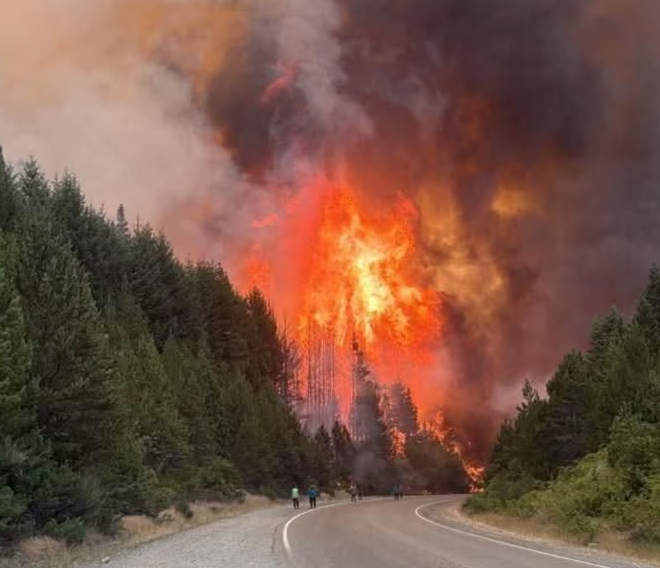 Desastre ambiental en la Patagonia: el fuego no da tregua en Chubut y la Ruta 40 permanece cortada