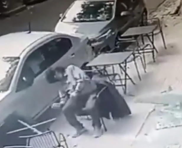 Milagro en Belgrano: el impactante video de una placa de vidrio cayendo sobre un cliente en una cafetería