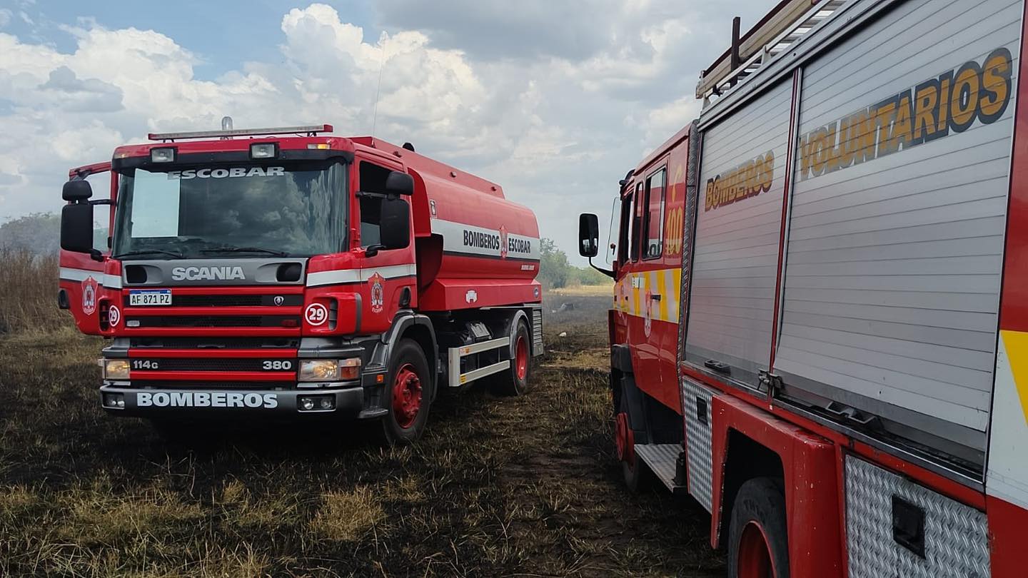Imponente incendio de pastizales movilizó a bomberos durante todo el día