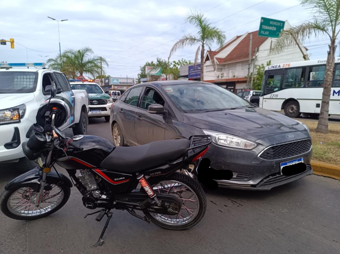 Comenzó la semana accidentada en Escobar: choque entre un auto y una moto en Ruta 25
