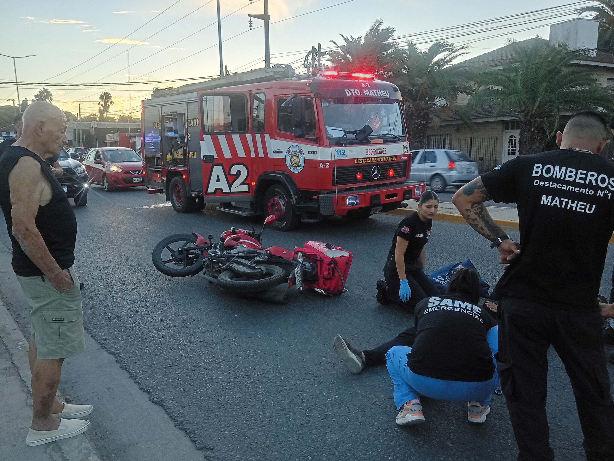 Dos accidentes en Matheu: choque entre auto y moto y asistencia a un repartidor
